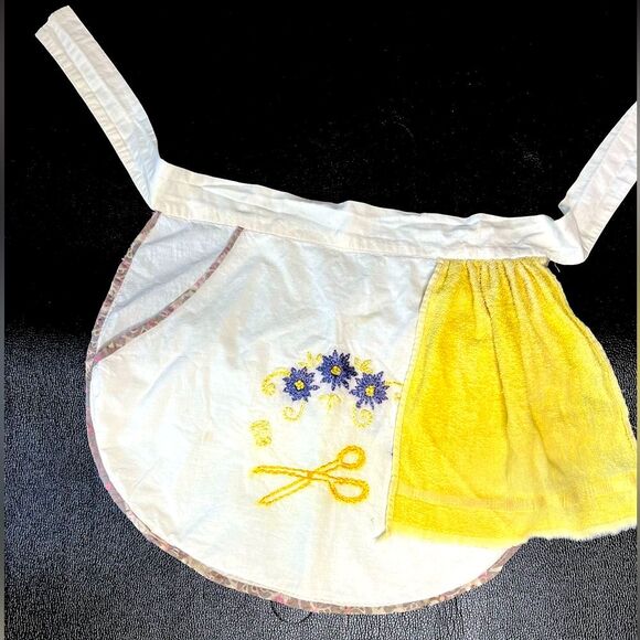 Vintage Half Apron with Yellow terry cloth Floral Embroidery pockets retro Mod - Picture 1 of 10